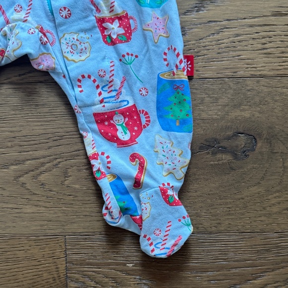 Magnetic Me 0-3 Like New EUC Festive Blue and Red Footie - Picture 6 of 11